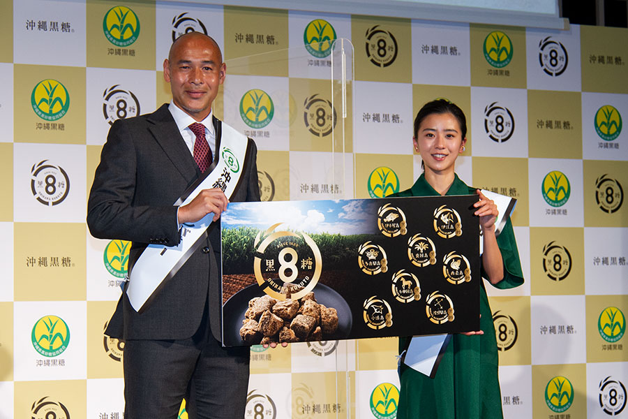 黒島結菜（右）と高原直泰（左）の画像