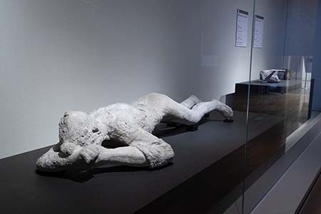 『女性犠牲者の石膏像』の画像