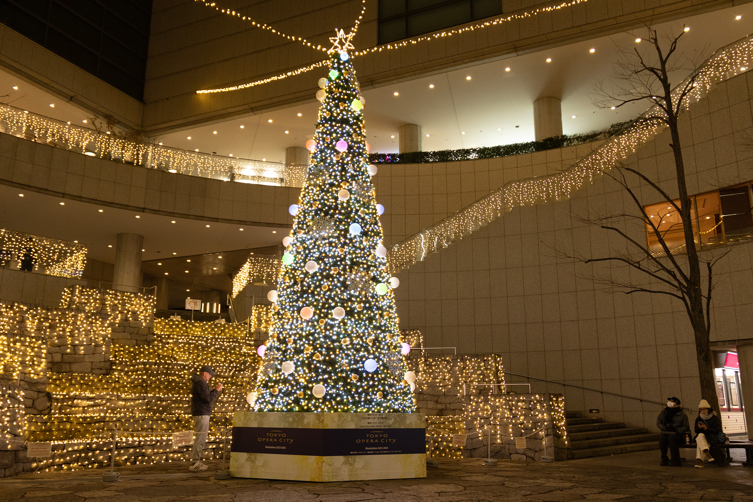 新宿オペラシティのクリスマスイルミネーション 拡大写真ページ